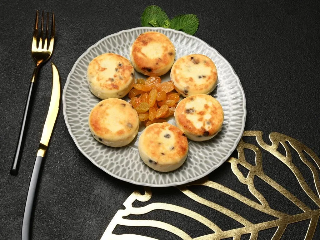 Quark cakes with raisins